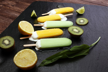 Homemade popsicles with kiwi and lemon