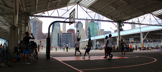New York / Brooklyn Pier 2 - Terrain de sports avec skyline en arrière plan