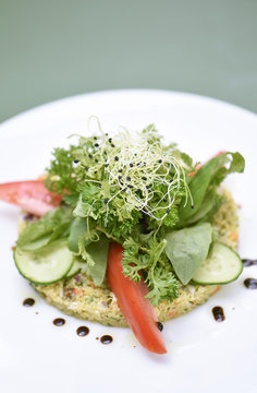 Green salad, parsley, tomatoes and fresh onions on a bed of quinoa 