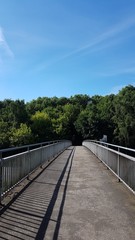 Fototapeta premium Fußgänger Brücke an der Autobahn