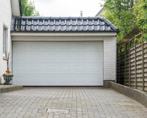 Garage mit einem großen weißen Tor