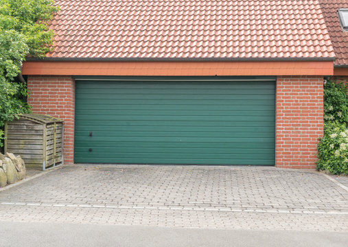 Garage mit einem großen grünen Tor