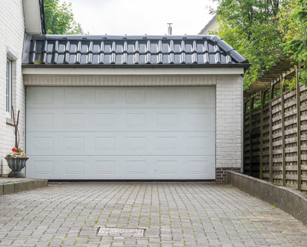 Garage mit einem großen weißen Tor