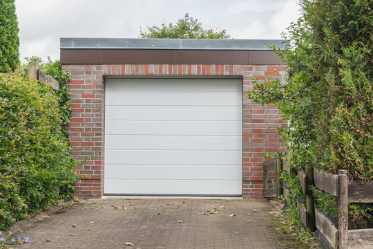 Garage mit einem weißen Tor