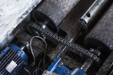 chain with electric motor and roller