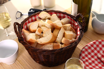 Brotstücke in einem Korb fürs Fondue