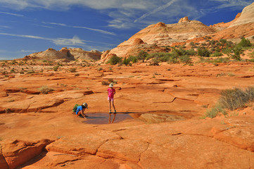 Kinder finden Wasser in der Wüste