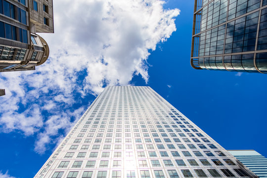 Skyscraper mit Wolken