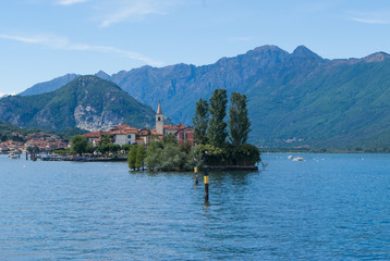 Fototapeta premium Îlot sur le lac MAJEUR