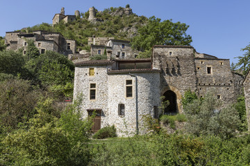 Fototapeta premium Das malerische Dörfchen Rochecolombe in der Ardeche, Südfrankreich
