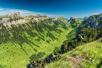 Aussicht aufs sommerliche Justistal mit Sigriswiler Rothorn und Sichel im Berner Oberland, Schweiz