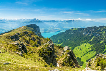 Naklejka premium Aussicht auf den sommerlichen Thunersee, Spiez und Thun im Berner Oberland, Schweiz