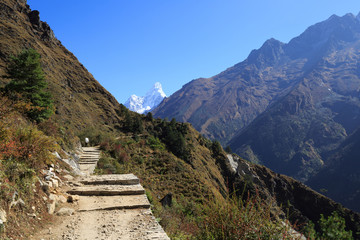 Fototapeta na wymiar Beautiful mountain landscape on the way to everest base camp. sagarmatha national park. nepal