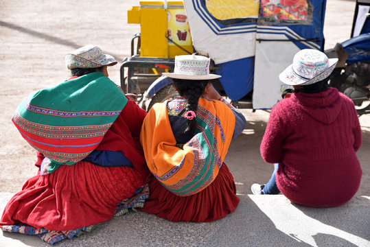 Péruviennes au marché indien de Chivay au Pérou
