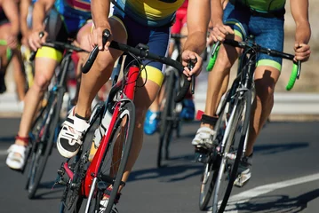 Tableaux ronds sur aluminium Vélo Compétition cycliste, athlètes cyclistes faisant une course à grande vitesse
