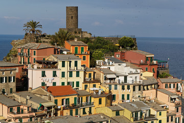 La tour domine le village de Vernazza