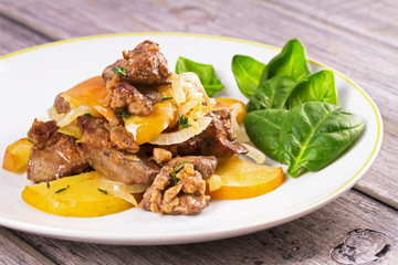 Chicken liver with apple, spinach and onion