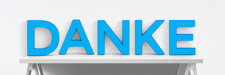 Große Buchstaben auf Tisch mit weißem Hintergrund