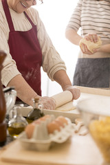 Obraz na płótnie Canvas Woman rolling dough for pasta