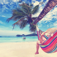 Frau erholt sich in Hängematte am Strand