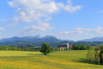 Fototapeta na wymiar Kirche Wilparting in Bayern an einem sonnigen Tag im Sommer