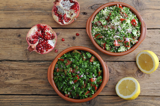 tabbouleh insalata con prezzemolo e pomodori su sfondo di legno rustico