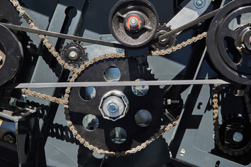 Mechanism with cogwheels, chain and belt drives