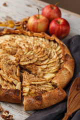 Step by step recipe for open apple pie with nuts