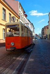 Historyczny zabytkowy tramwaj na deptaku Starego Rynku, Bydgoszcz, Polska