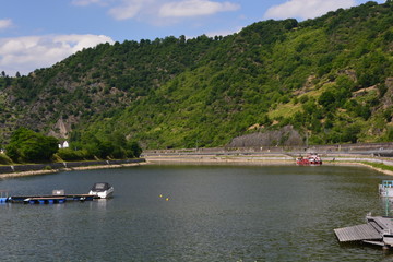 Fototapeta na wymiar Berge am Rhein