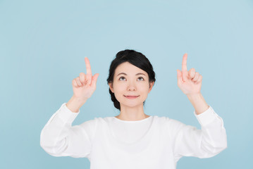 余白を指差す若い女性