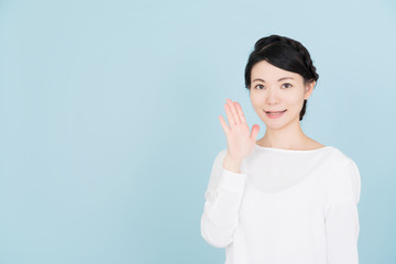 声援を送る若い女性