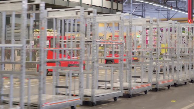 825_The_empty_cart_train_moving_inside_the_warehouse.mov