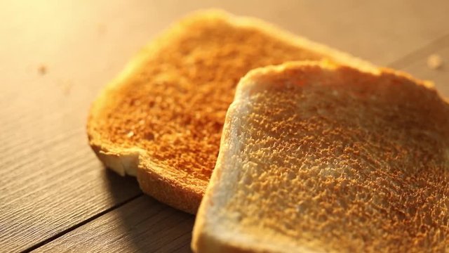 Tranche de pain grill&eacute; toast avec travelling