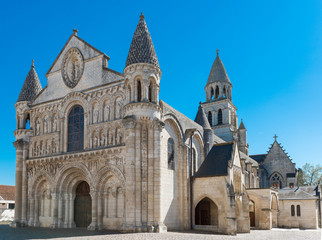 Obraz premium Église Notre-Dame-la-Grande de Poitiers. Notre-Dame-la-Grande est une église collégiale romane située à Poitiers. Sa façade sculptée est un chef-d'œuvre unanimement reconnu de l'art religieux de cette
