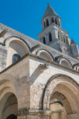 Fototapeta na wymiar Église Notre-Dame-la-Grande de Poitiers. Notre-Dame-la-Grande est une église collégiale romane située à Poitiers. Sa façade sculptée est un chef-d'œuvre unanimement reconnu de l'art religieux de cette