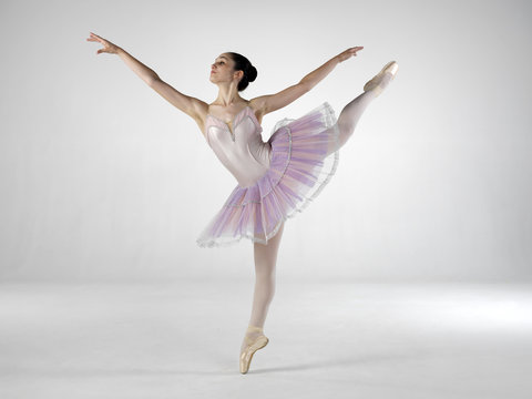 Ballerina Sulle Punte Immagini - Sfoglia 1,944 foto, vettoriali e video  Stock | Adobe Stock