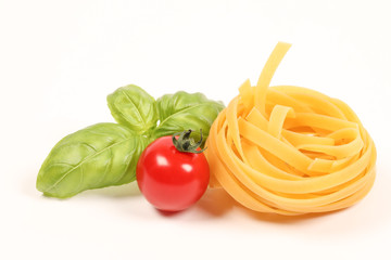 tagliatelles, tomate, basilic
