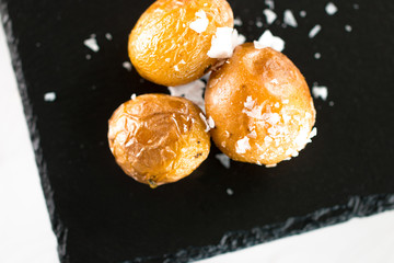 Roasted potatos with salt