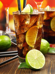 Cola mit Limette auf Eis - Cuba Libre