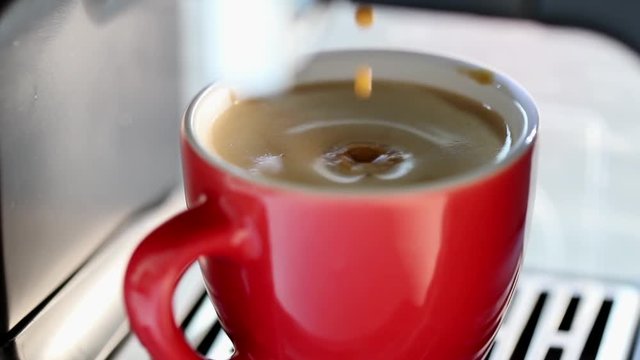 Gros plan sur caf&eacute; expresso avec gouttes