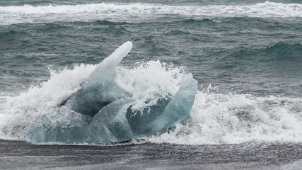 Naklejka premium Hand shaped Iceberg on the beach at Jokulsarlon, diamond beach.