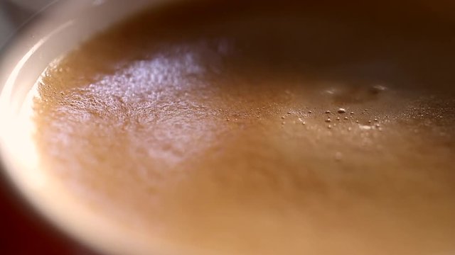 Slow motion goutte qui tombe dans caf&eacute;