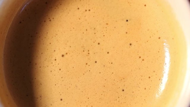 Jeu de lumi&egrave;re sur caf&eacute;