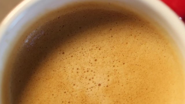 Survol d'un caf&eacute; expresso onctueux avec mousse