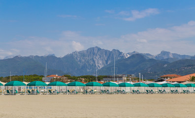 Fototapeta na wymiar Forte dei Marmi Strandliegen am Strand mit Sonnenschutz