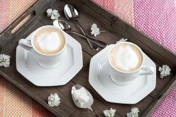 Zwei Cappuccino (Tablett)