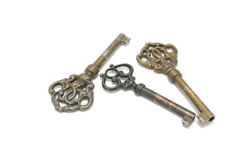 Старинный ключ на белом фоне крупным планом 