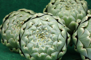 Obraz premium Green fresh globe artichokes on market display