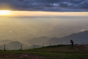 Obraz na płótnie Canvas Tourists photograph the sunrise on the mountain